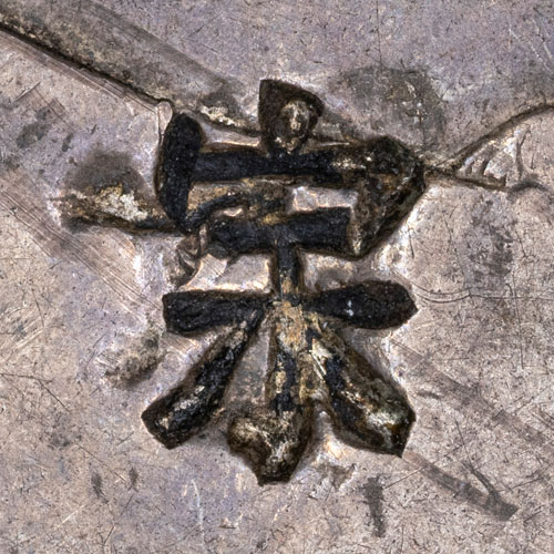 Very close to 宗 - zōng - ancestor, ancestral