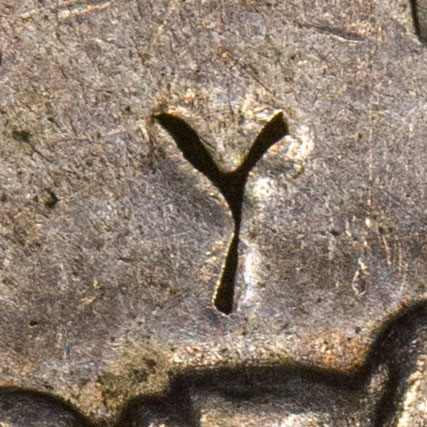 possibly 丫 - yā - bifurcation, fork